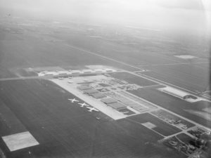 Luchtfoto van Vliegveld Zestienhoven (Fototechnische Dienst Rotterdam, 1960)